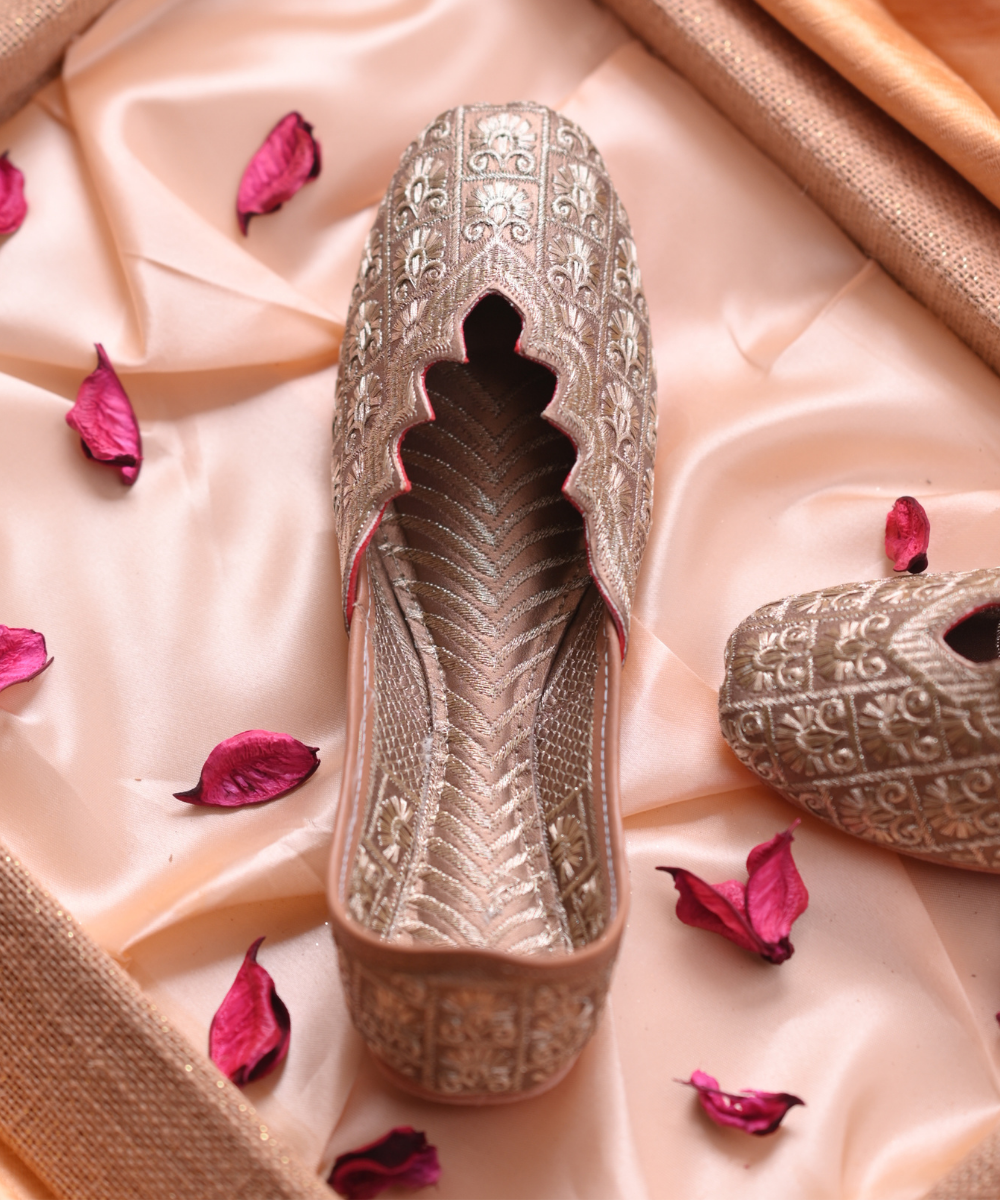 Kaynat Kaynat Hand-Embroidered Leather Jutti - House of Kosha